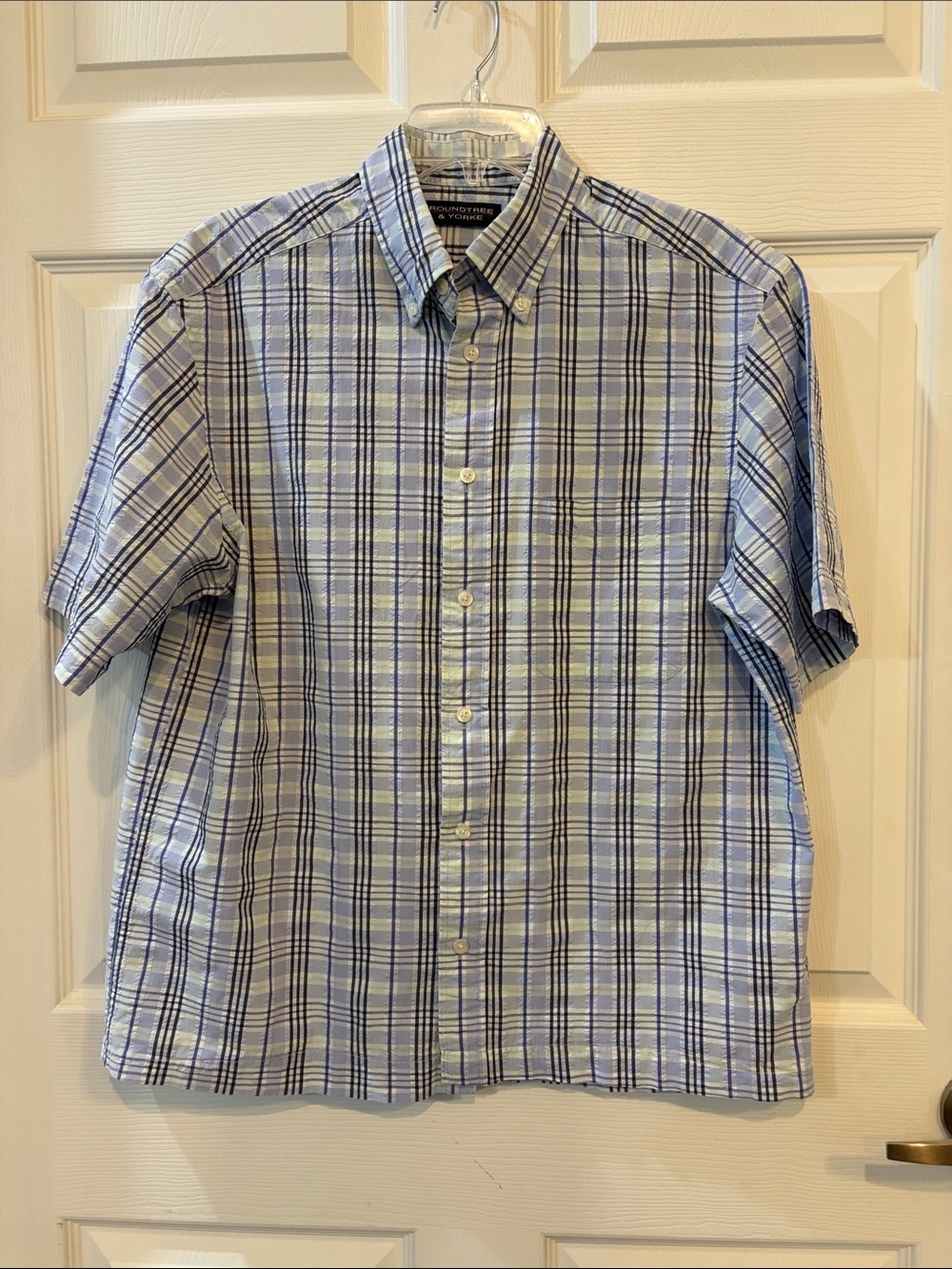 Roundtree & Yorke Men’s Blue and White Plaid Short-Sleeve Button-Down Shirt